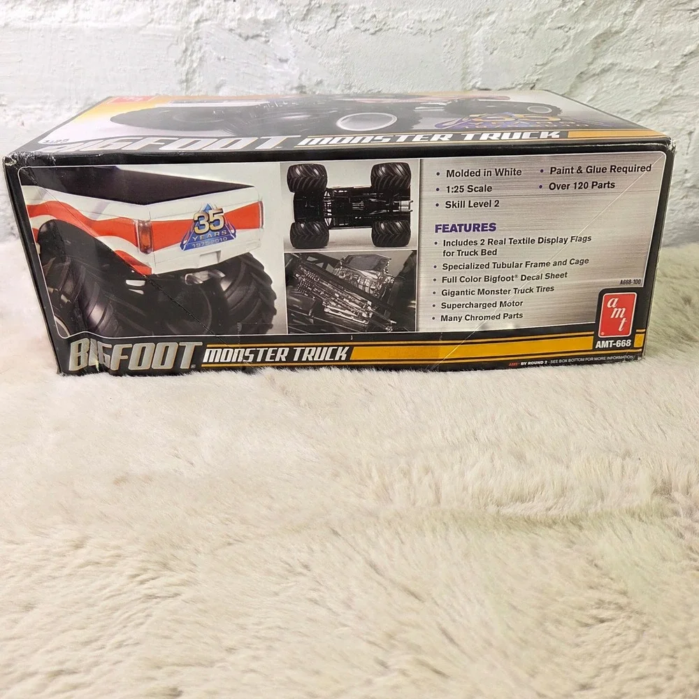 AMT Bigfoot Monster Truck 35th Anniversary 1/25 Scale Model Kit AMT668 Sealed